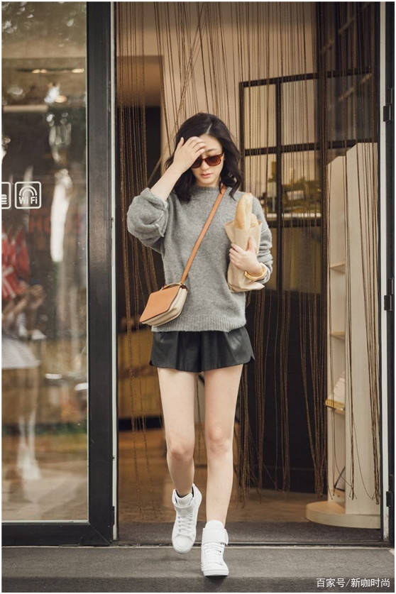 样式|43岁李小冉亮相，穿着低调身形似少女，却被潮男助理抢尽风头