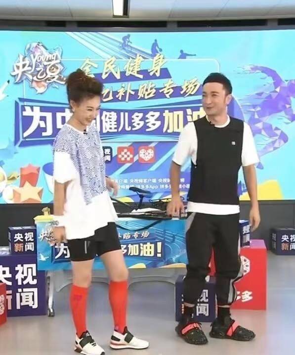 一身|李梓萌央视脸罕见翻车！穿运动装显胖不少，红色足球袜是败笔