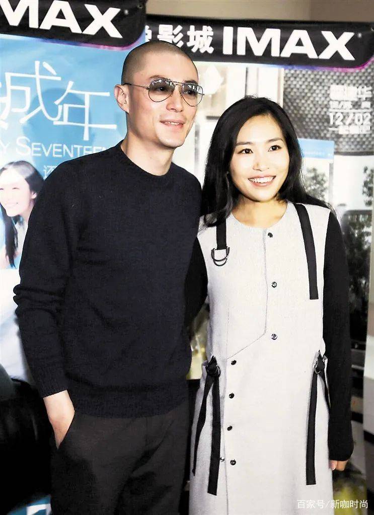 黑色|张艺谋大女儿长这样，穿黑白碎花裙优雅大气，身量娇小气质佳