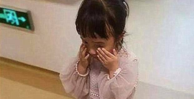 因为|妈妈产房生二胎，4岁大宝产房外等待，说的话让人感动又心疼