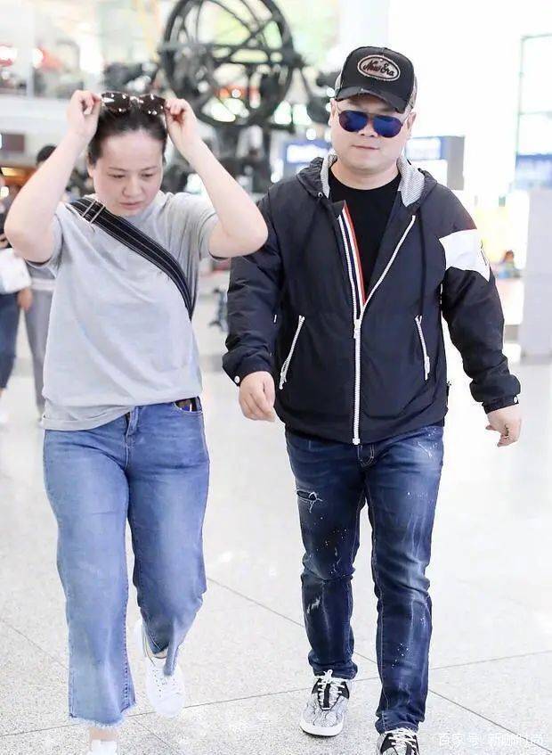 岳云鹏|岳云鹏时髦起来不一般，休闲外套搭潮款牛仔裤，“大佬”派头十足