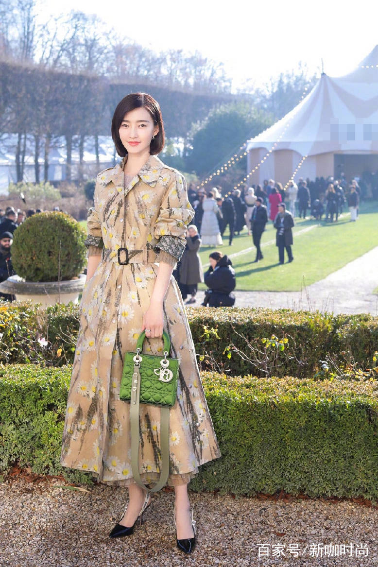 女神|王丽坤真会穿，“小雏菊”风衣优雅大方，“波波头”发型更是减龄
