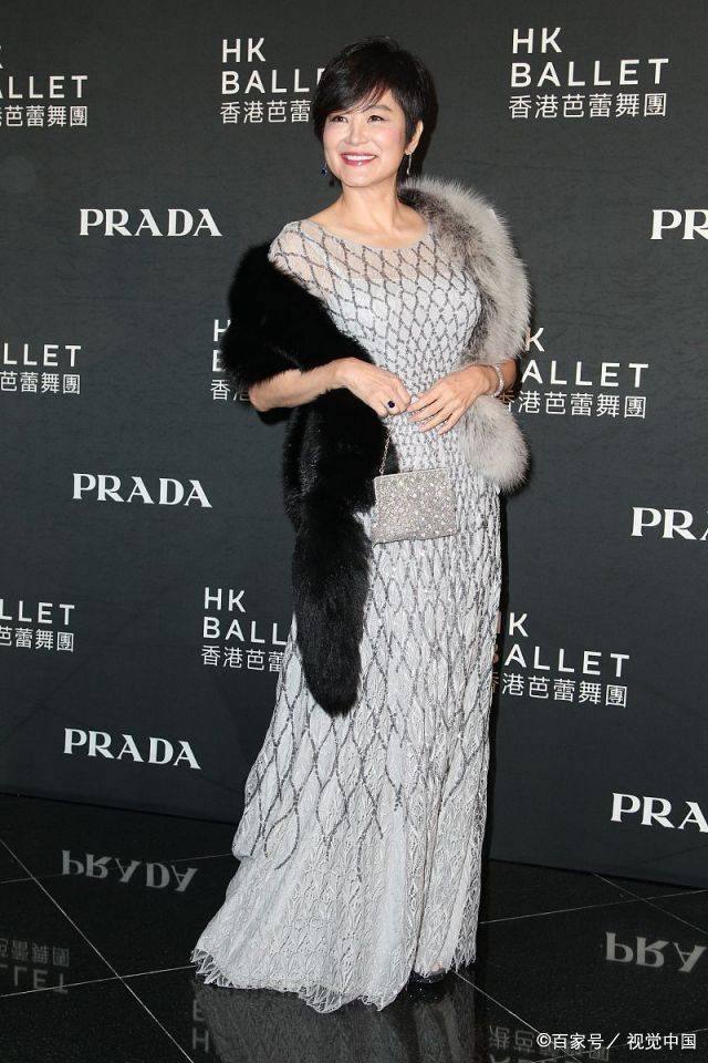 谁说美人迟暮 65岁林青霞 蛛网裙 搭皮草 高级感一般人比不上 样式