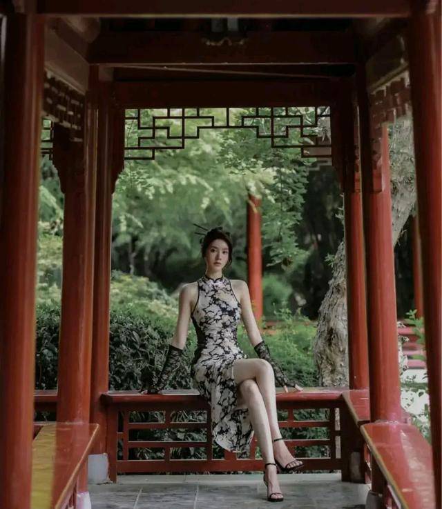 别具|小姐姐穿着一身得体旗袍，整个人融入到这个别具风格的公园里了。
