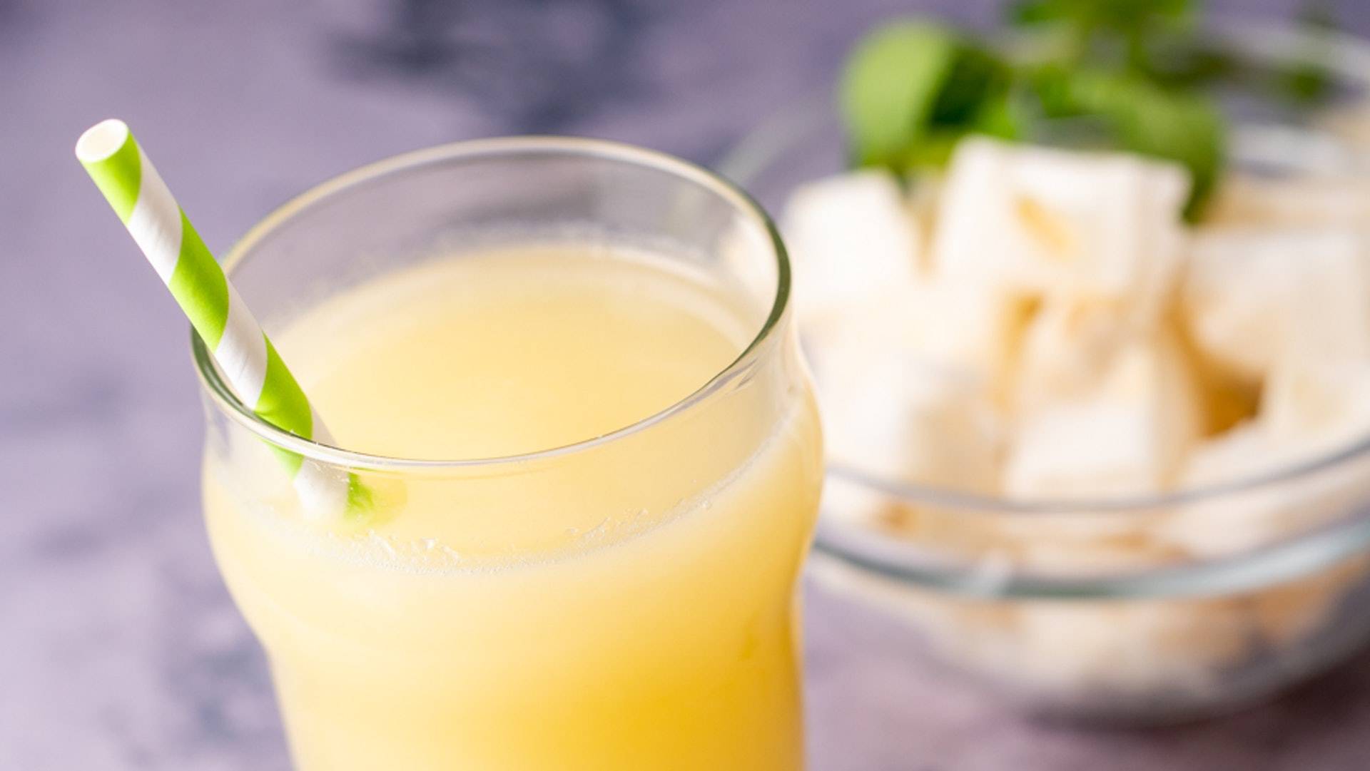 苦瓜食谱 蜂蜜白玉苦瓜汁夏日必备 清热降血糖与凤梨榨汁减苦味 菠萝