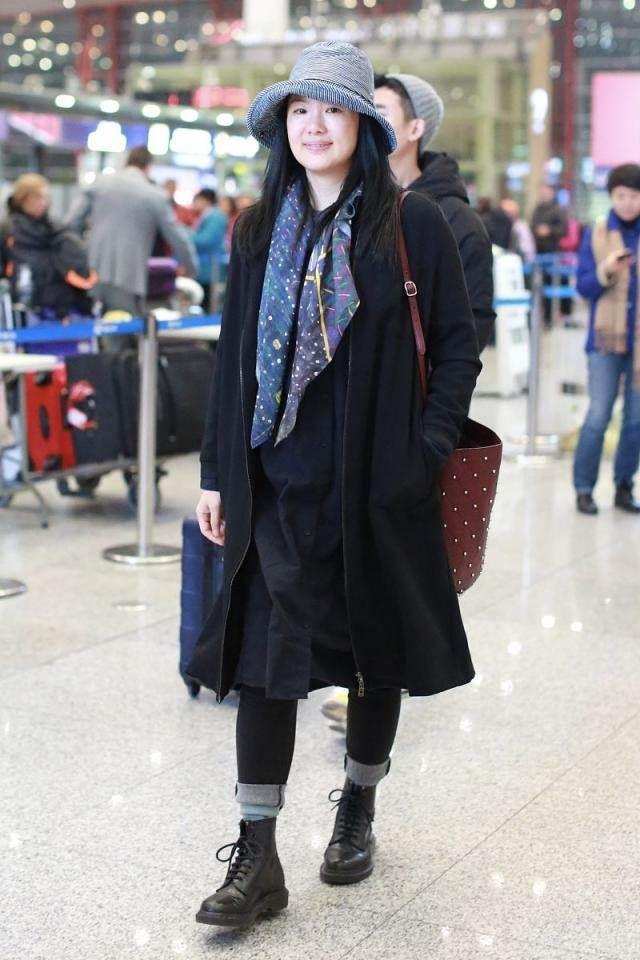 元素|咏梅素颜走机场，大衣配花丝巾优雅大气，这才是阿姨辈该有的样子