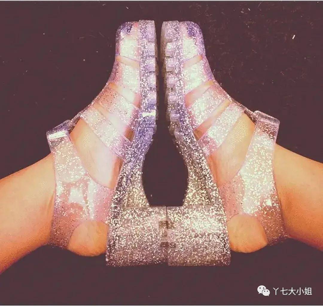 中性|今年夏天流行的这几双凉鞋，丑到极致便是潮？