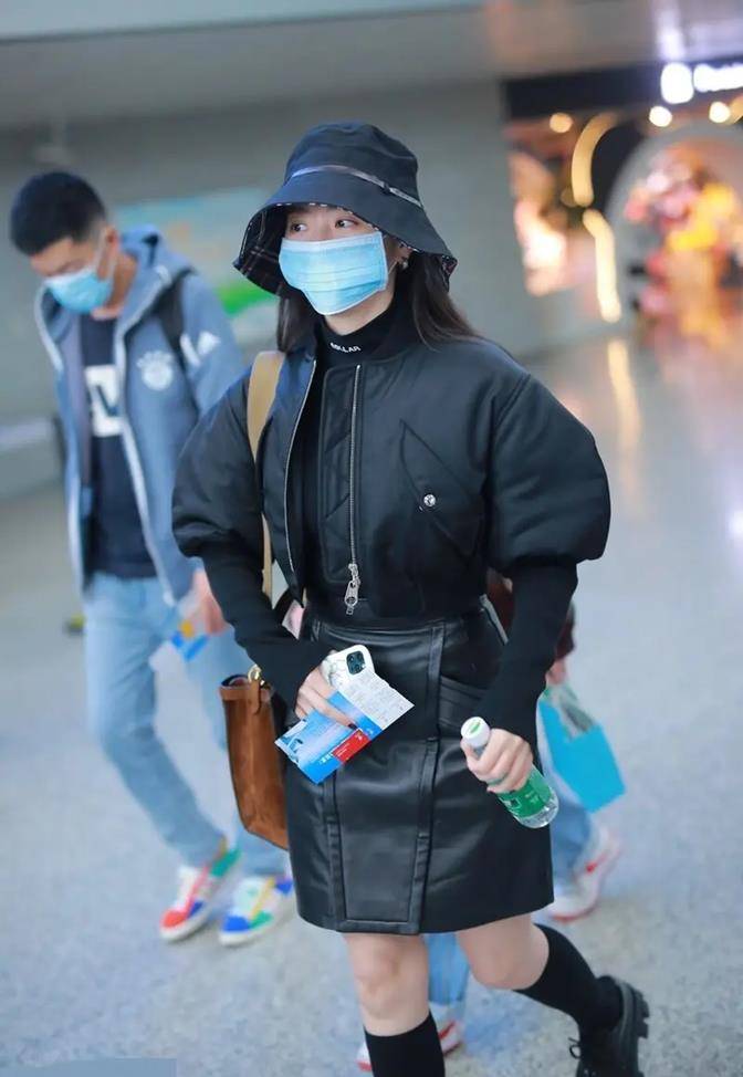 个性|张靓颖恋爱后大变样,穿露脐装配短裙长袜做学生妹,牵男孩太调皮