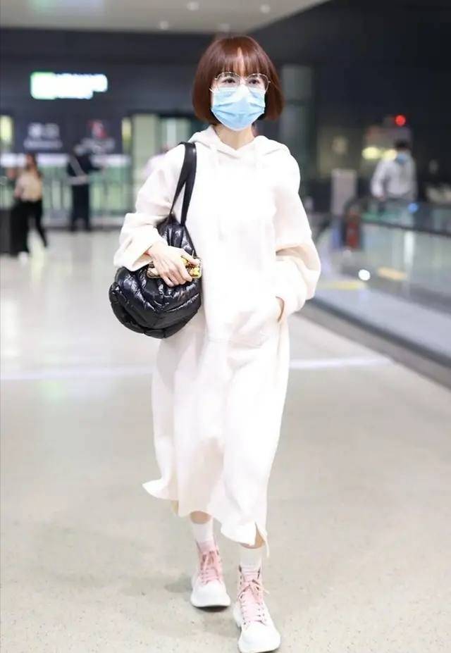身材|鲁豫“增肥”有妙招，连体衣加穿毛衣撑起瘦弱身材，意外时髦高级