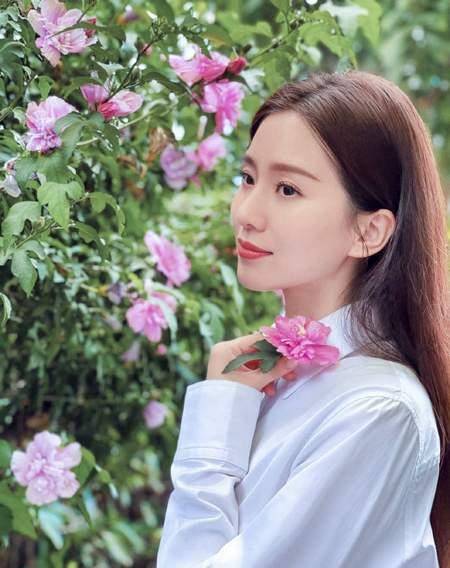 长发|刘诗诗简直是白衬衫女神，简单搭配就很美，网友：美貌颜值大暴击