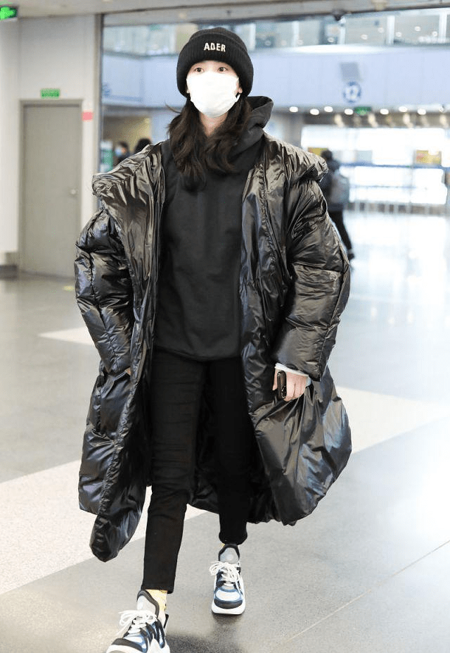 披肩|奚梦瑶携老公走机场，穿羽绒服配披肩变小女人，两人牵手对视好甜