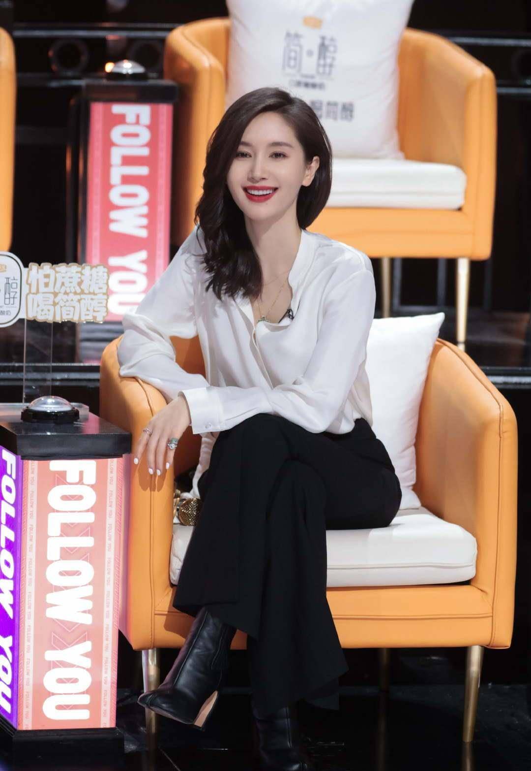 细节|王子文恋爱后更会打扮，简单白衬衫都穿得这么时髦，令人羡慕