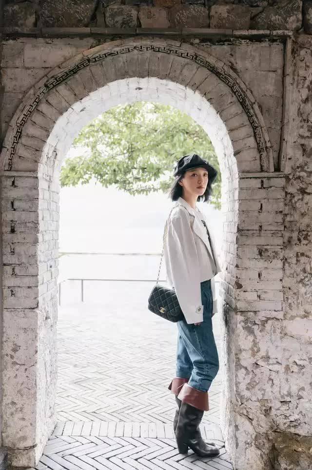 刘海|周迅这造型让人不敢认，狗啃刘海配大浓妆太媚惑，灵气全都不见了