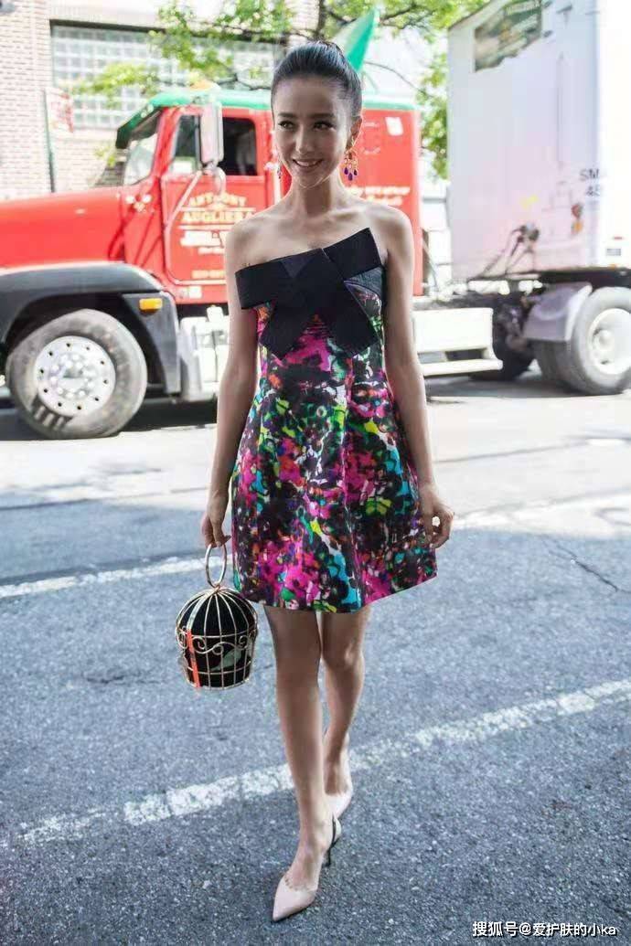 花又|佟丽娅穿越复杂反而越美，裙子又花又鲜艳，一般人还真hold不住