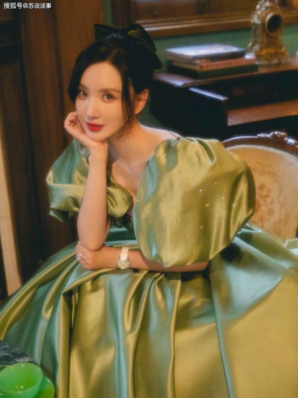 视觉|真是服了张萌，那么紧的裙子都硬塞进去，被勒得去看骨科也太拼了