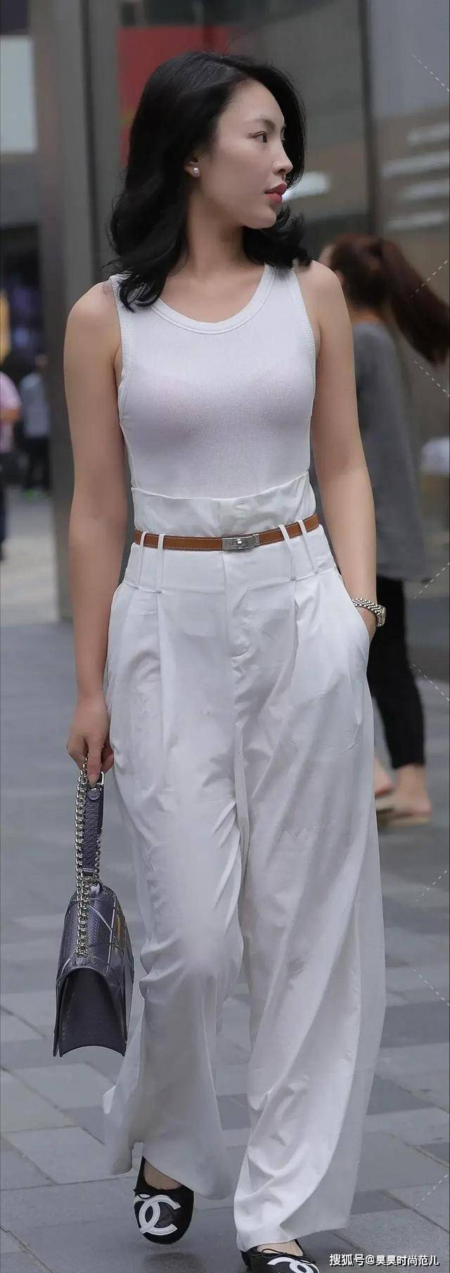 色调|束腰阔腿裤搭配白色背心,气质女神的时尚穿搭,简单优雅又显气质