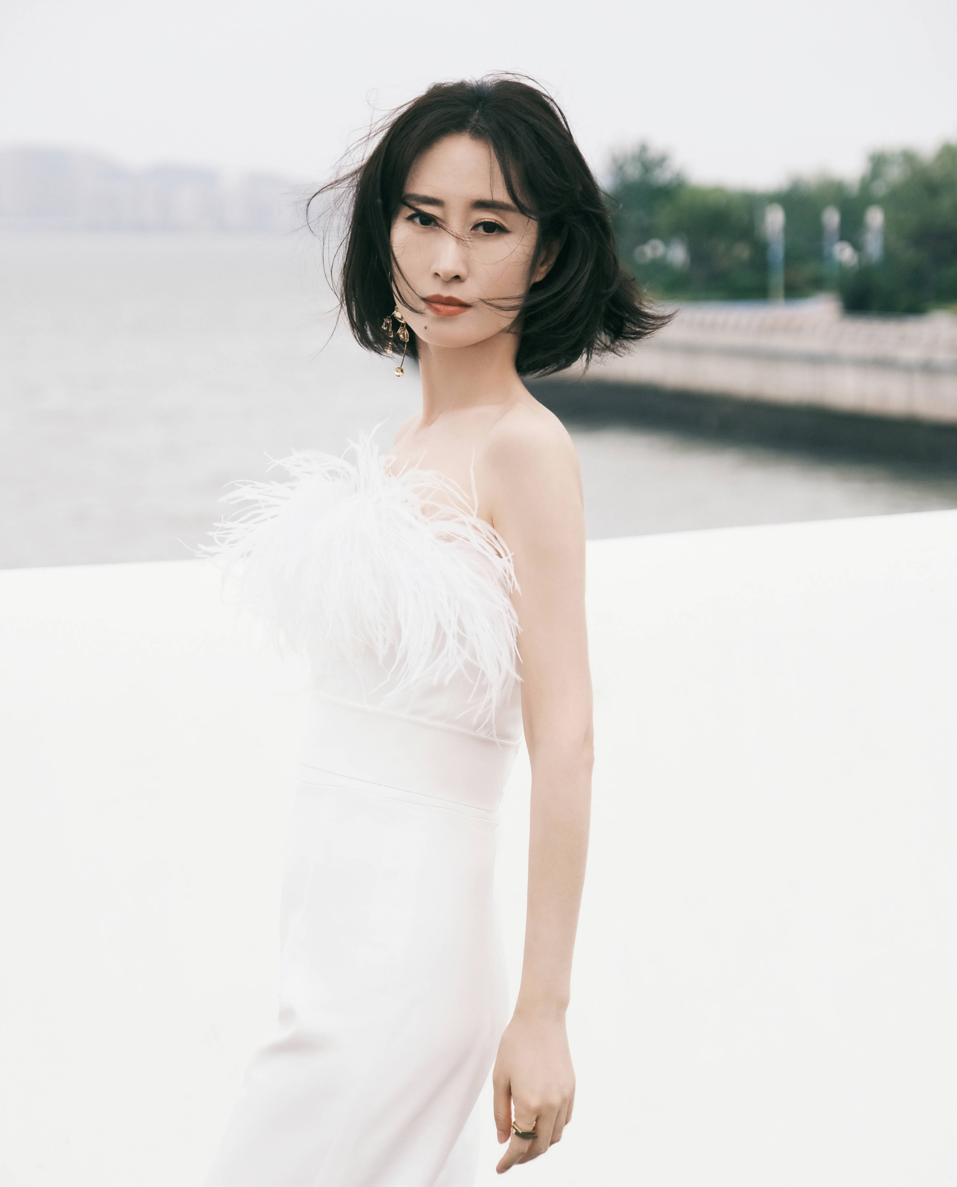 刘敏涛波波头发型搭配白色西服太惊艳，不像是43岁的人，美腻了_短发