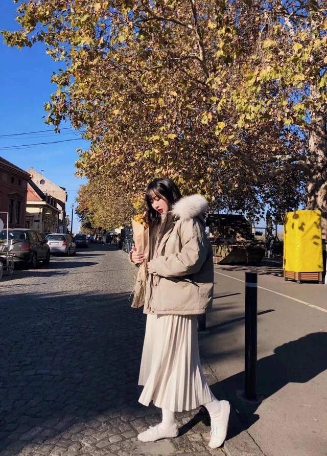 颜色|真正穿衣讲究的女人，都喜欢羽绒服里面搭裙子，时髦有型又不显胖