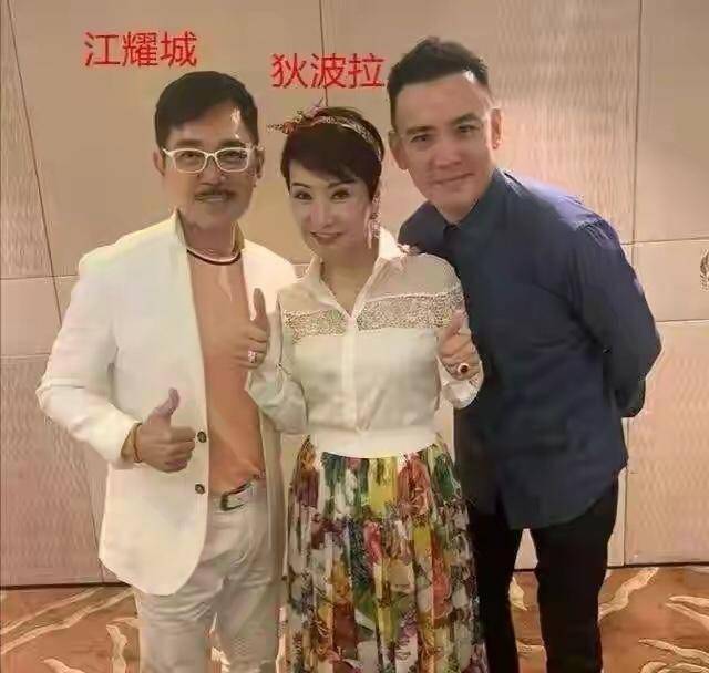 狄波拉|谢霆锋妈妈68岁还很“辣”，穿香奈儿俏皮身材婀娜，真不愧是港姐