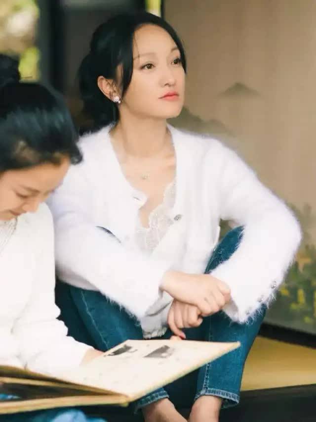 刘海|周迅这造型让人不敢认，狗啃刘海配大浓妆太媚惑，灵气全都不见了