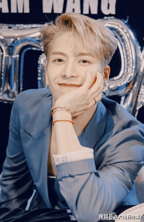 王嘉尔给路过的小女孩提肩带 贴心可爱举动暖倒网友