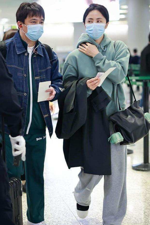 黄磊|黄磊带老婆走机场，穿搭减龄身材却是油腻大叔，孙莉还像小姑娘
