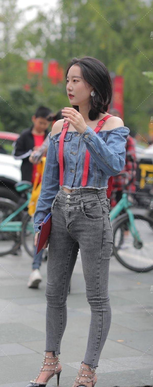 显得|身材修长的打底裤美女，造型个性又有时尚感，更加雅致