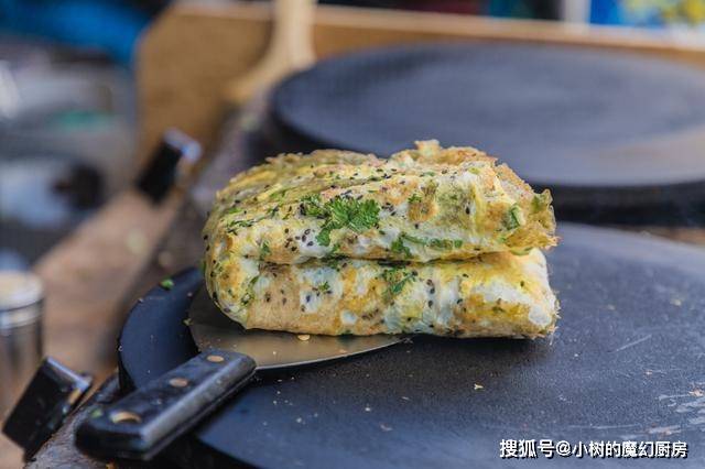 小吃摊|想吃煎饼果子不用出去买了，在家这样做，三分钟摊一个，太好吃了