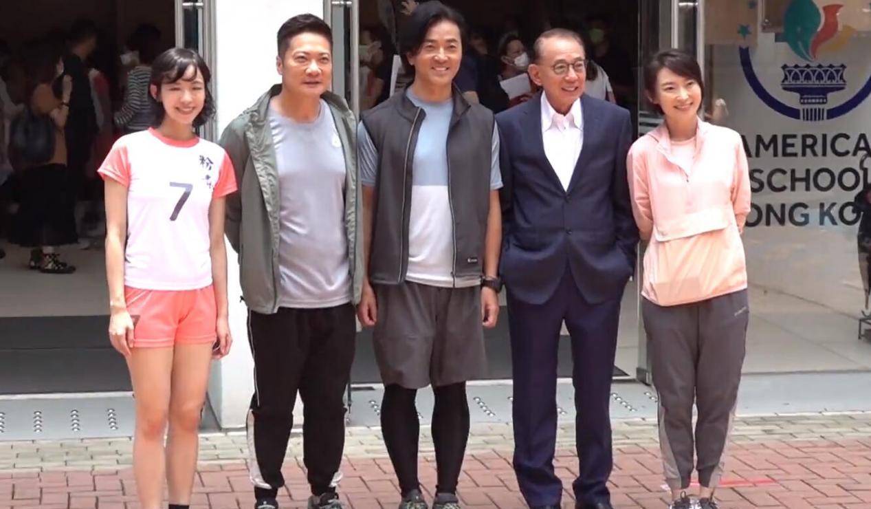 健美裤|54岁郑伊健罕见露面，穿背心健美裤小腿肌肉发达，美女合影太含羞
