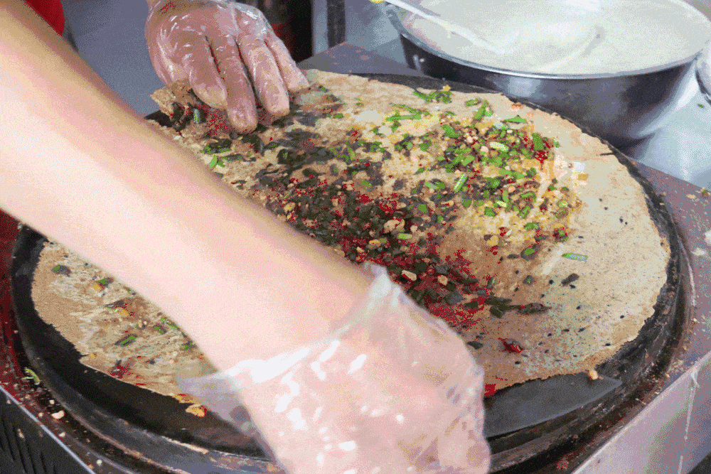 小吃摊|想吃煎饼果子不用出去买了，在家这样做，三分钟摊一个，太好吃了