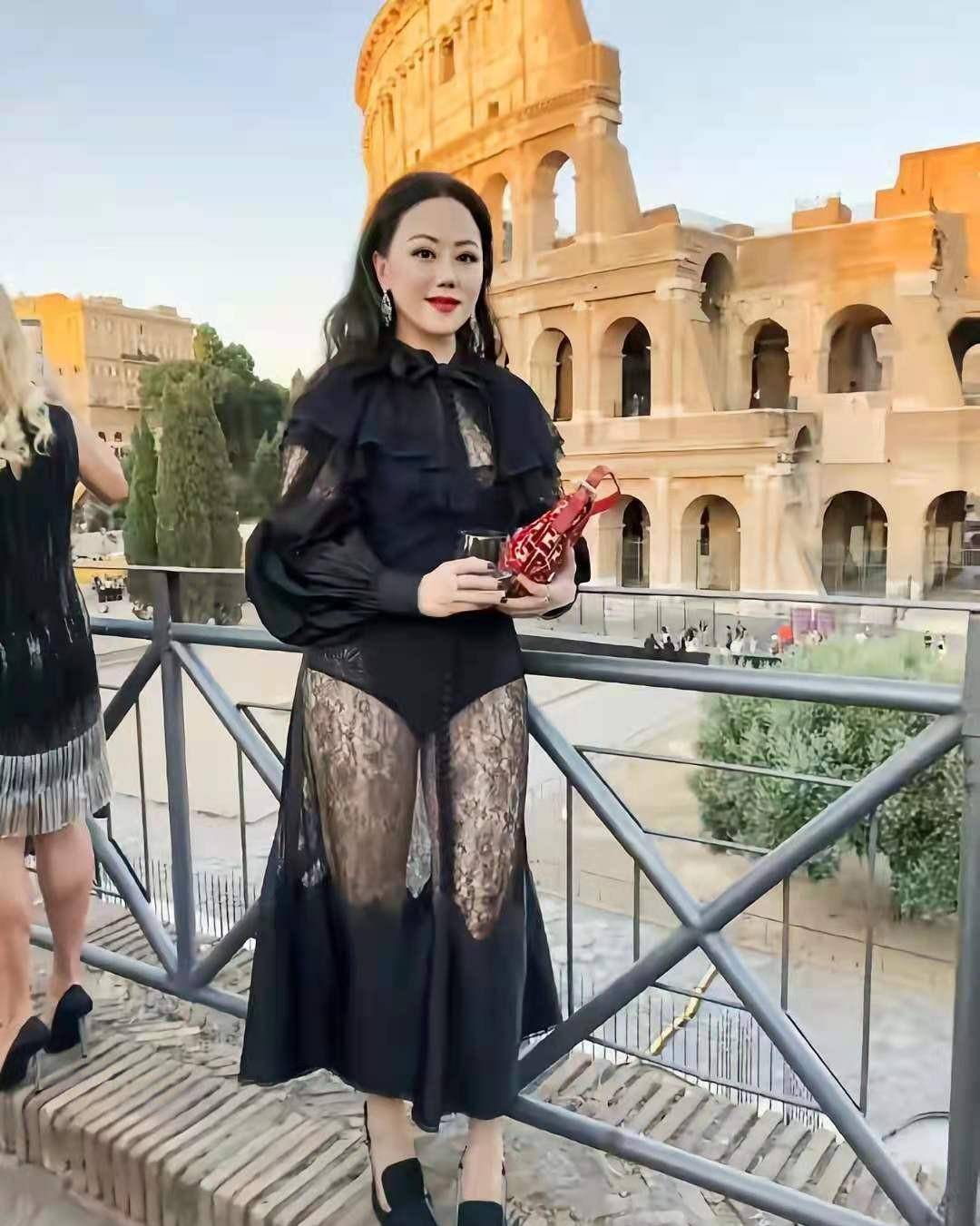 章小蕙|章小蕙真是“富态届”的穿搭典范，西服搭阔腿裤，气质高级好美艳