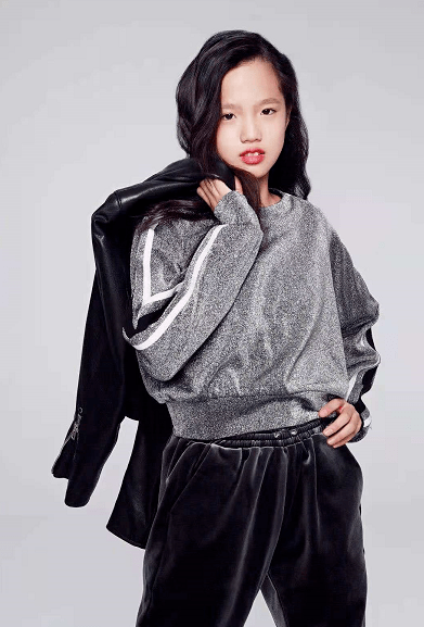 黑色|钟丽缇次女太时尚！13岁就做美甲美貌逆袭，拍大片比小S女儿还酷