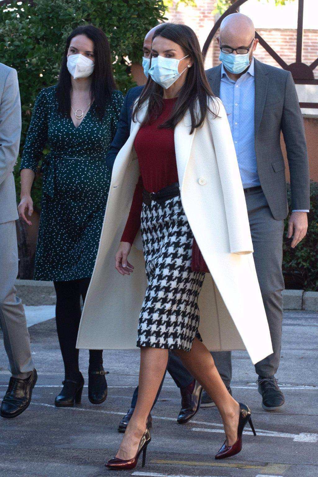 时尚包臀裙米白色 804b8a8f22e24481a0da123068e36a24.jpeg