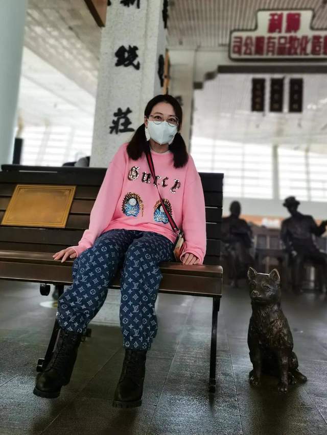 富婆|周海媚不服老,穿粉色卫衣绑俩小辫扮嫩,LV裤子暴露“富婆”身份