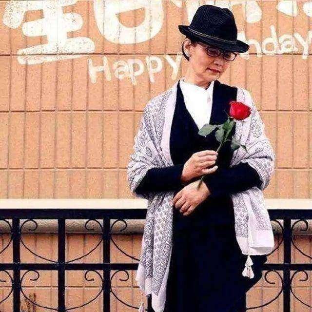 身材|潘虹无惧变老,素颜配“奶奶裙”出席活动,有皱纹也不影响气质美