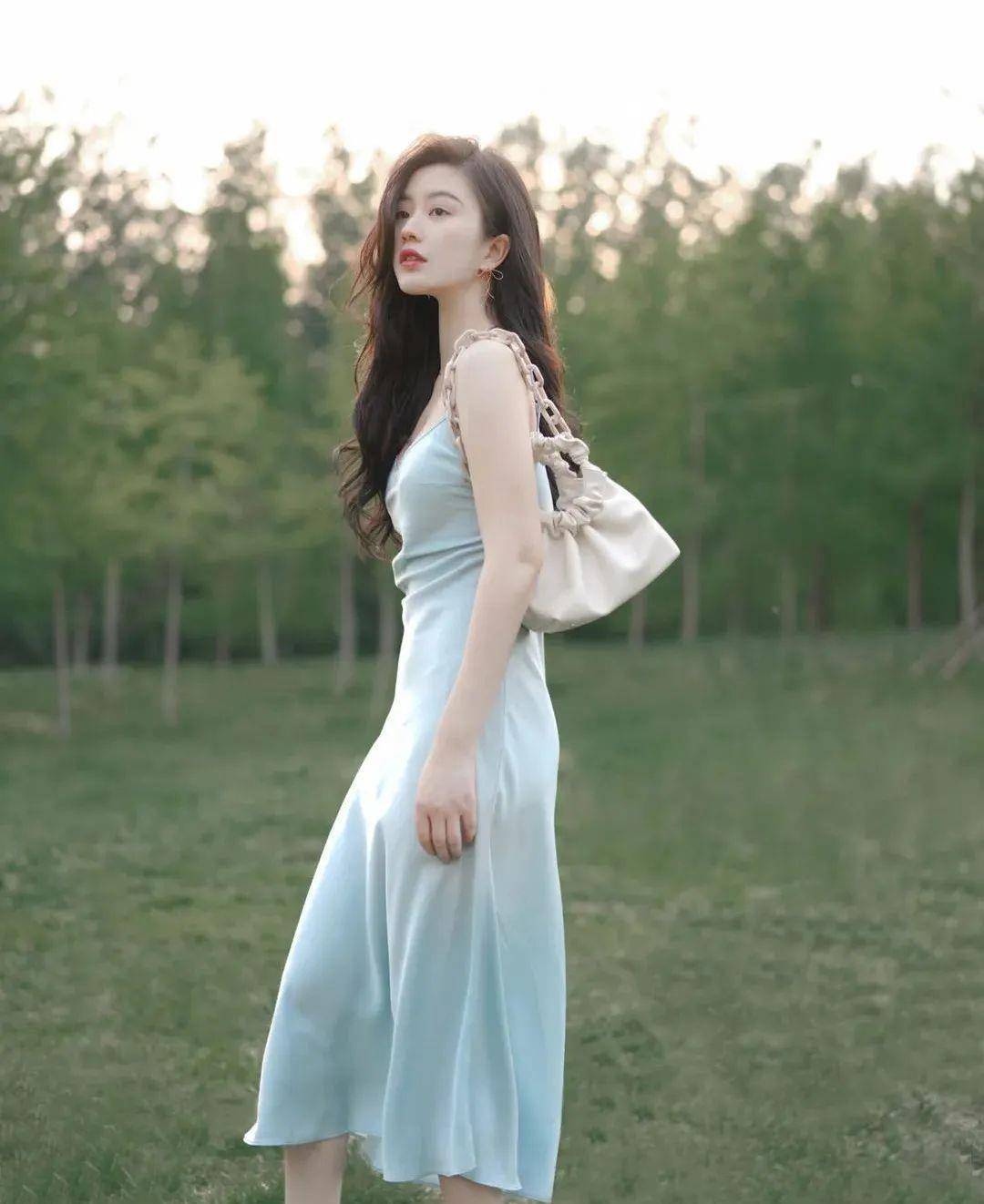 视觉|别再穿一身黑了!今夏爆火的“初恋色”简直美哭!