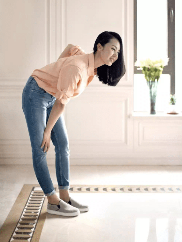 黄磊|黄磊带老婆走机场，穿搭减龄身材却是油腻大叔，孙莉还像小姑娘