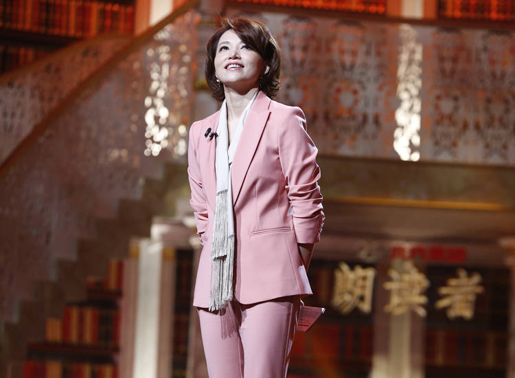 身材|董卿《朗读者3》杀青照曝光!手捧鲜花站C位,打扮朴素好接地气