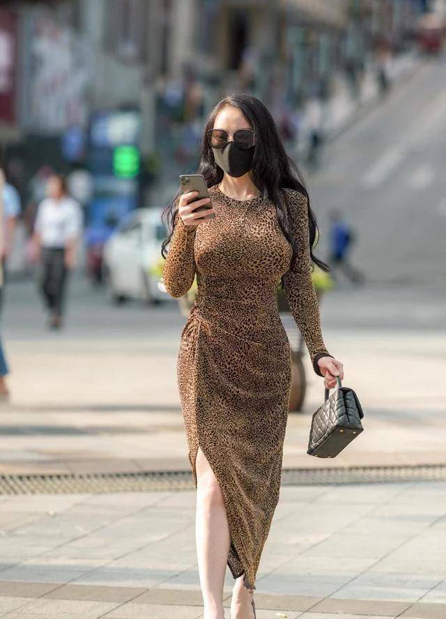 个性|连衣裙体现气质，日常着装的风格显得个性又有型，唯美动人