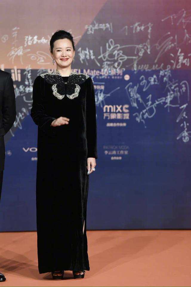 风景|咏梅气质真没得挑，穿丝绒长裙美成一道风景，优雅到骨子里的女人