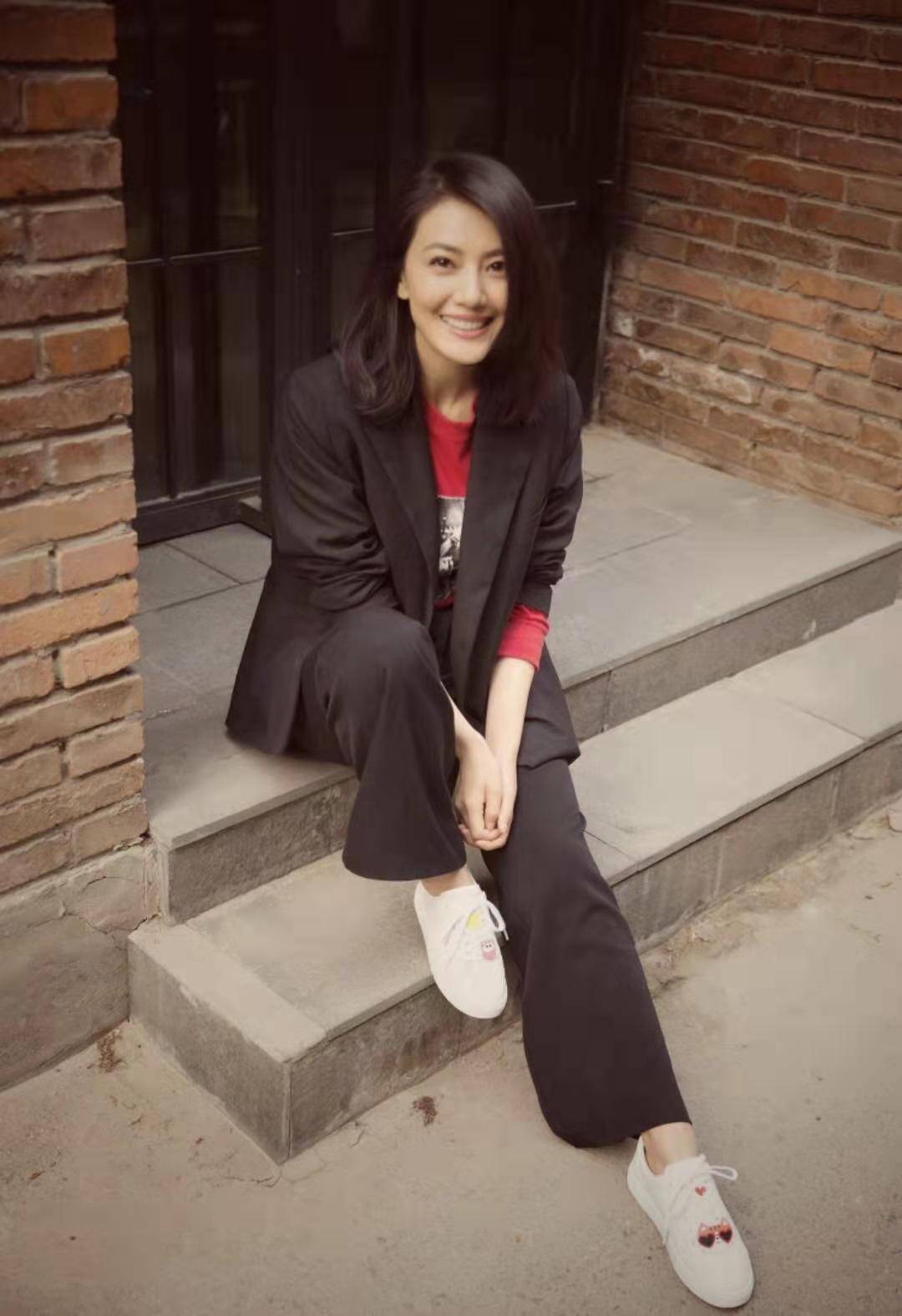 杨千嬅|西装是奔四奔五女人的“时尚战袍”，杨千嬅御姐范，宋佳美到犯规