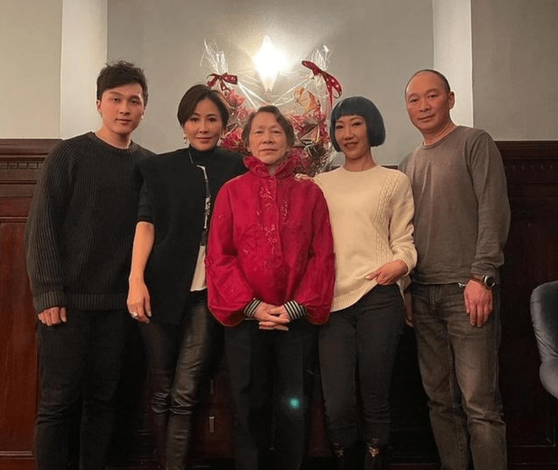 发型|刘嘉玲弟媳真是时髦，发色都快集齐“一道彩虹”，和老公像两代人