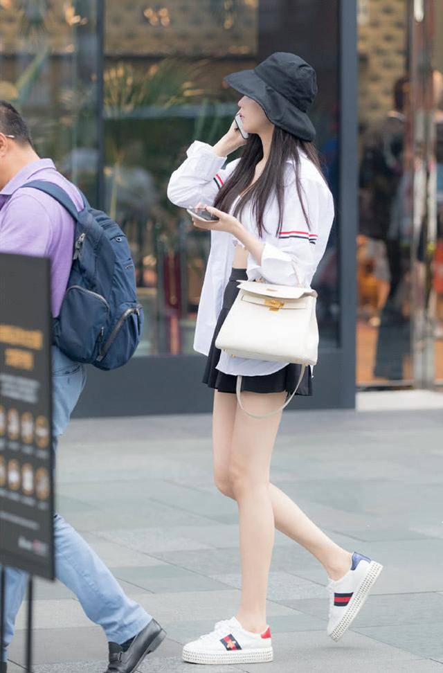 很多女生穿小白鞋喜欢光腿穿,这样吸睛又能秀出长腿,如果嫌弃纯白色的