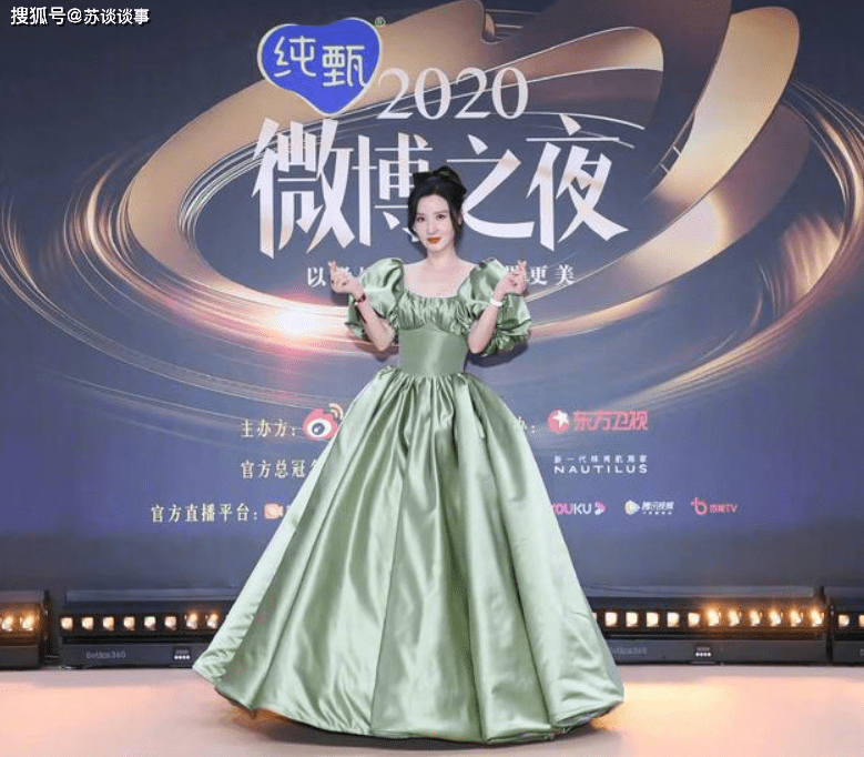 视觉|真是服了张萌,那么紧的裙子都硬塞进去,被勒得去看骨科也太拼了