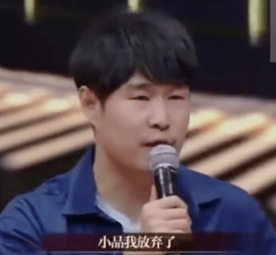 友人|小沈阳夫妇深夜和友人聚餐,结婚17年穿情侣装,仍牵手秀恩爱