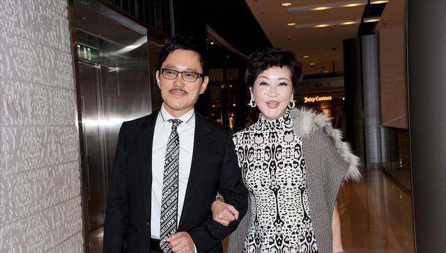 整体|谢霆锋妈妈69岁还是很有气质，穿搭端庄优雅贵气，不愧是豪门阔太