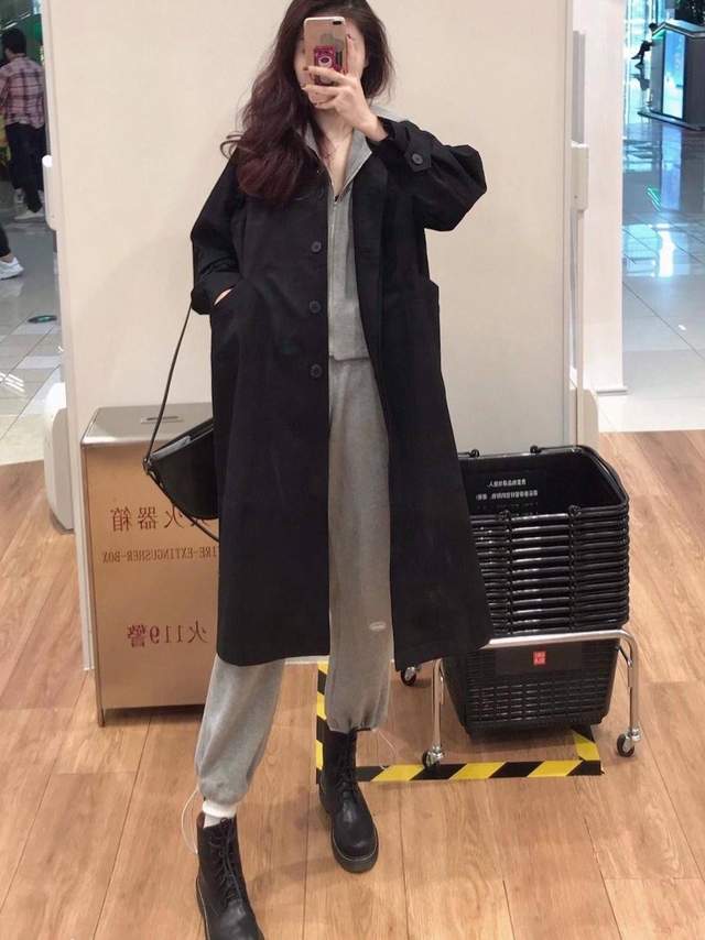 周立波|周立波夫妇俩眼光不错，穿情侣款印花风衣逛街，戴墨镜太有明星范