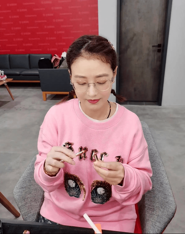 富婆|周海媚不服老,穿粉色卫衣绑俩小辫扮嫩,LV裤子暴露“富婆”身份