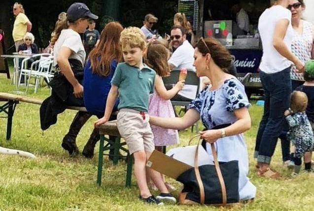 藏蓝色|西班牙王后也是“败家娘们”，一件长裙4万多，凯特王妃一身才399