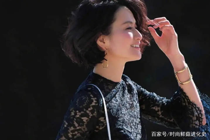 卷发|过了60岁的女人,别再留黑长直了!这3款卷发,蓬松时髦不老气